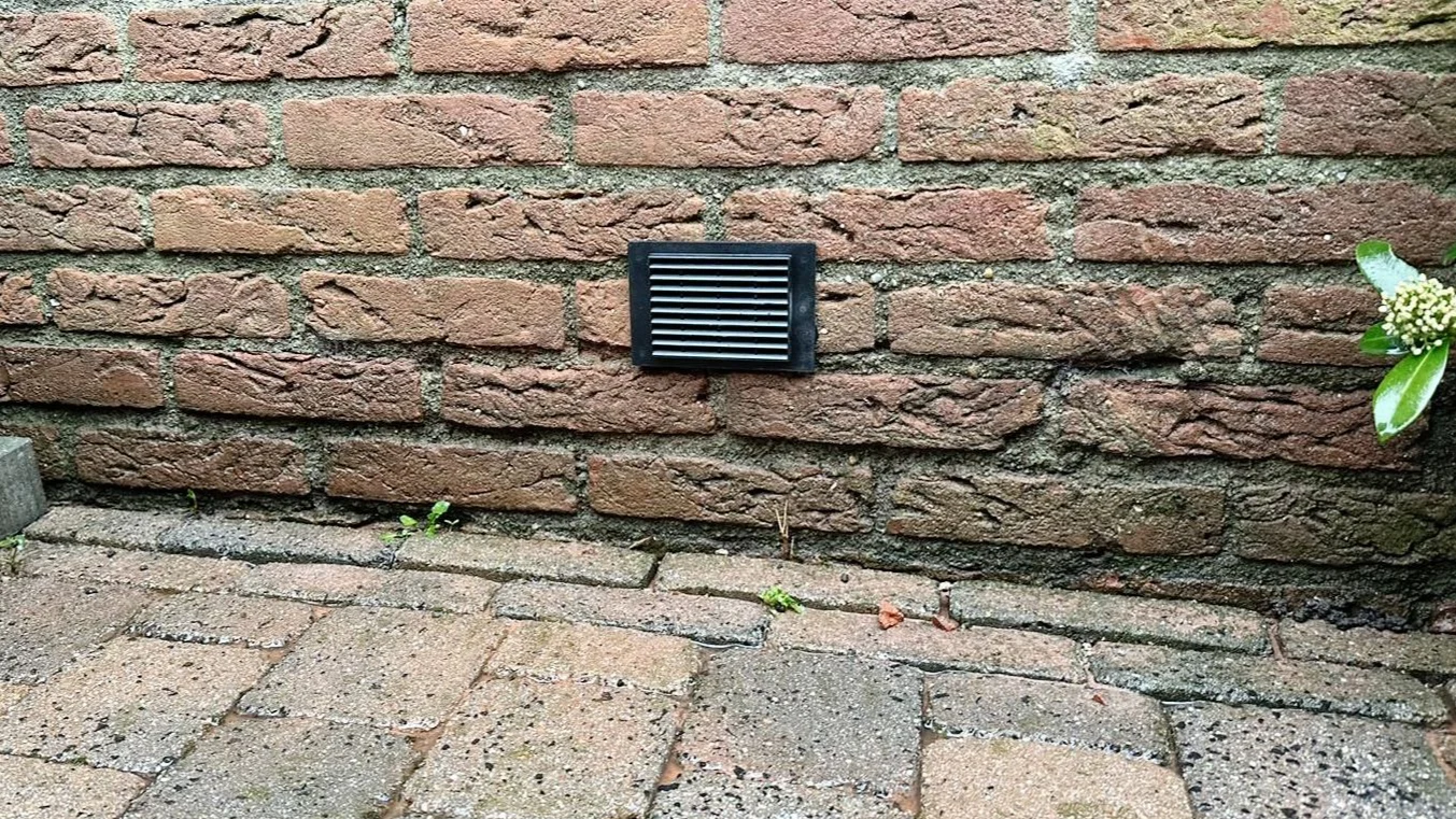 Praktijkbeeld bij Muffe geur uit kruipruimte: veelgemaakte fouten, signalen en oplossingen